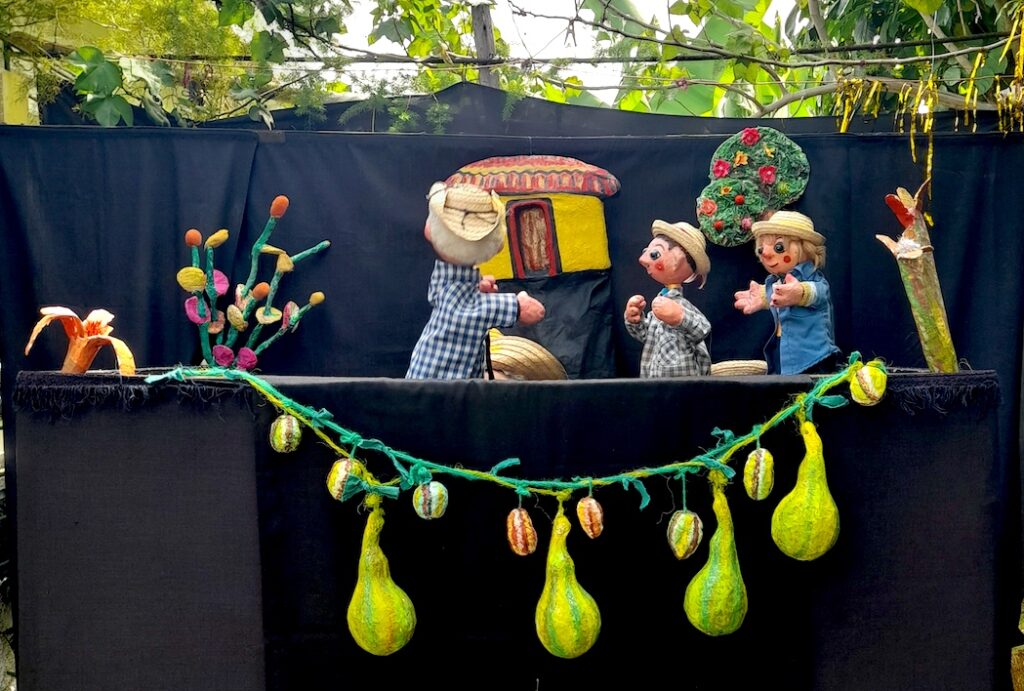 mayito el de la mula obra de teatro de títeres en bicicleta por las comunidades cubanas